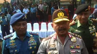 Kapolda Jawa Timur Irjen Pol Anton Setiadji (tengah) dan Pangdam Brawijaya Mayjen TNI Sumardi (kanan). (Liputan6.com/Dhimas Prasaja)