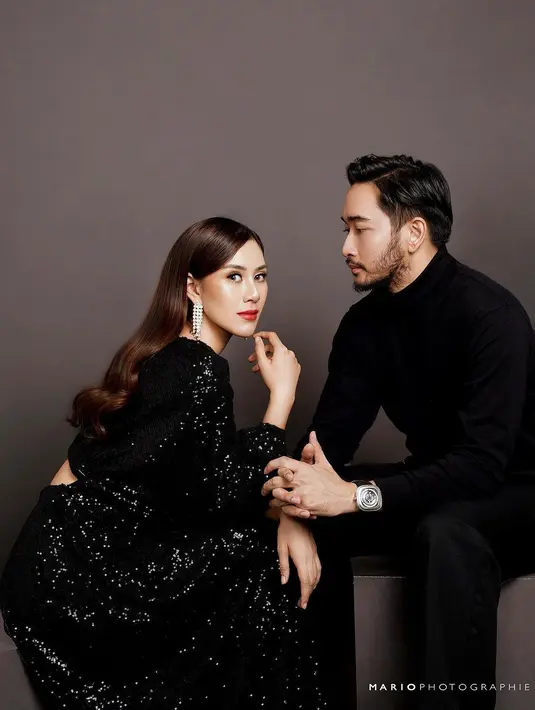 Jeje memilih tampil simple dan klasik mengenakan turtleneck dan celana hitam [@syahnazs]