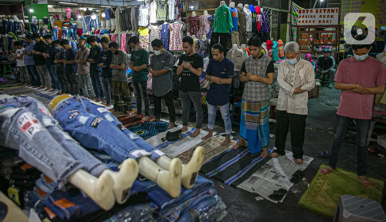 Umat muslim melaksanakan sholat Jumat pertama Ramadhan di Pasar Tanah Abang, Jakarta Pusat, Jumat, (16/4/2021). Fasilitas tempat ibadah yang tidak sebanding dengan jumlah pengunjung menyebabkan jemaah terpaksa melaksanakan ibadah sholat Jumat di selasar pertokoan. (Liputan6.com/Faizal Fanani)