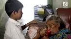 Seorang bocah berusia 7 tahun terpaksa merawat neneknya yang sakit-sakitan. Ia hanya tinggal berdua dengan sang nenek setelah kedua orang tuanya tiada.