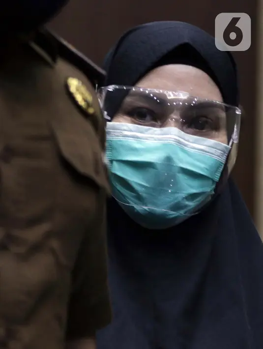 Terdakwa suap dan TPPU terkait pengurusan fatwa Mahkamah Agung untuk Djoko S Tjandra, Pinangki Sirna Malasari saat jeda sidang pembacaan putusan di Pengadilan Tipikor Jakarta, Senin (8/2/2021). Pinangki divonis bersalah, dihukum 10 tahun penjara, denda Rp 600 juta. (Liputan6.com/Helmi Fithriansyah)
