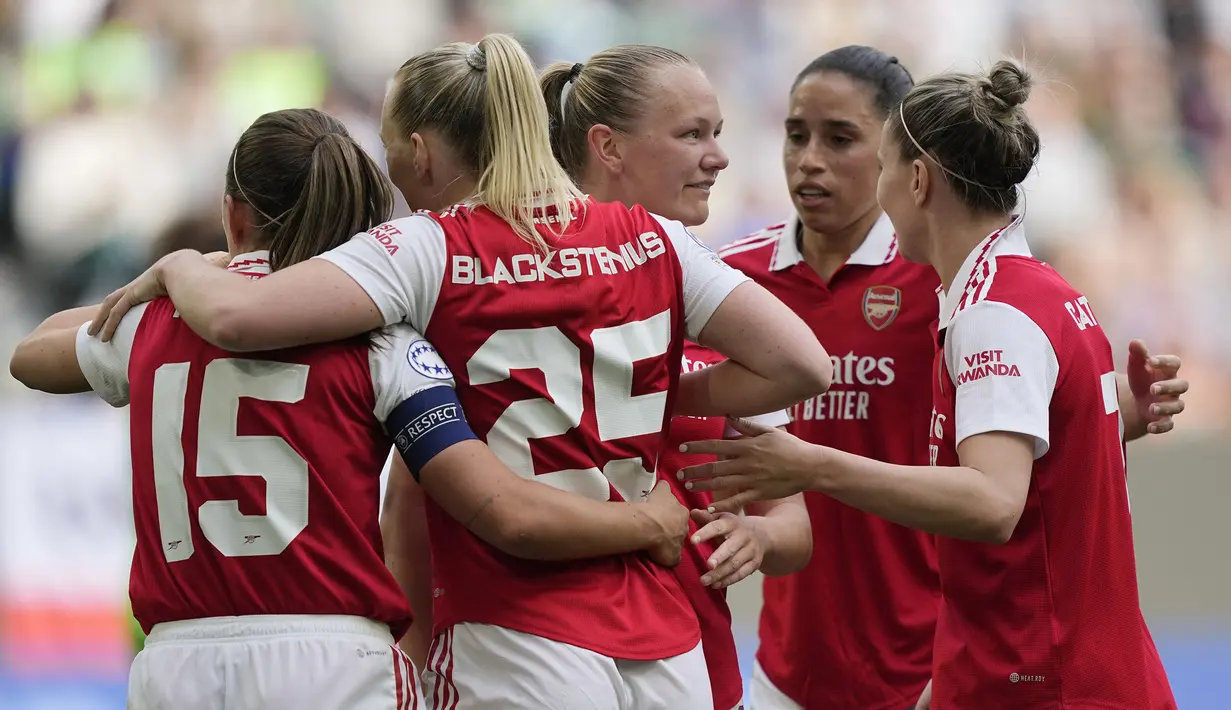 Pemain Arsenal melakukan selebrasi setelah Stina Blackstenius (kanan) mencetak gol penyeimbang 2-2 ke gawang Wolfsburg pada laga leg pertama semifinal Liga Champions Wanita 2022/2023 di Volkswagen Arena, Wolfsburg, Jerman, Minggu (23/04/2023). (AP Photo/Martin Meissner)