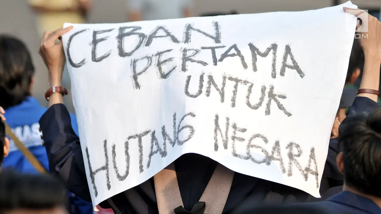 Protes Utang Negara, Mahasiswa Bakar Ban di Depan Istana