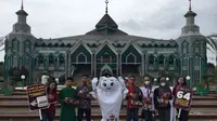 Maskot Piala Dunia 2022, La'eeb, menyapa masyarakat di Masjid Al-Markaz Al-Islami, Makassar, Jumat (4/11/2022) siang WIT. (Ist)