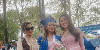 Keseruan keluarga tersebut hadir di wisuda putri sulung mendiang Adjie Massaid itu dibagikan Aaliyah melalui akun Instagram pribadinya. [Foto: IG/rezaartameviaofficial/aaliyah.massaid].