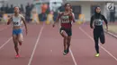 Atlet asal Maluku, Alvin Tehupeiory (tengah) saat berlaga di kelas lari 100 meter putri senior Kejurnas Atletik U18, U20 dan Senior 2019 di Stadion Pakansari, Kab Bogor, Jumat (2/8/2019). Alvin Tehupeiory meraih posisi pertama dengan catatan waktu 11,64 detik. (Liputan6.com/Helmi Fithriansyah)