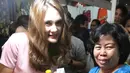 Luna Maya diberi oleh-oleh berupa madu Kalimantan. (Fathan Rangkuti/Bintang.com)