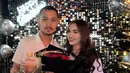 Tujuh tahun pacaran, diketahui Elina Joerg dan Gusti Ega mulai berpacaran pada tahun 2017. Selama pacaran, pasangan ini jauh dari gosip miring. Bukan dari kalangan artis, sosok kekasih bintang web series Little Mom ini dikulik publik. Pada perayaan ulang tahun ini, Gusti Ega dan Elina Joerg selaras dengan busan hitam putih. Kue ultah dan buket bunga juga dipilih Elina nuansa monokrom. (Liputan6.com/IG/@elinaaaaajoerg)