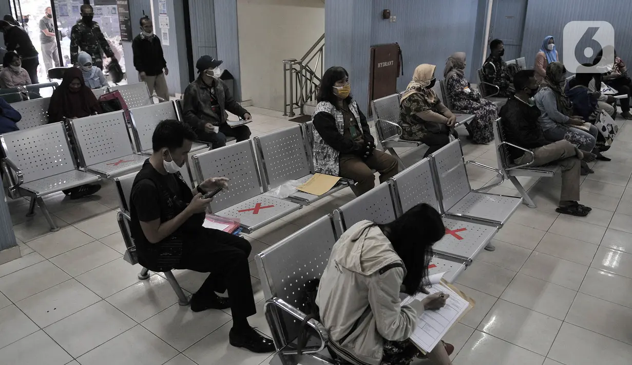 Suasana pelayanan di Kantor Suku Dinas Dukcapil Jakarta Timur, Senin (15/6/2020). Layanan tatap muka Dukcapil Jakarta Timur yang kembali dibuka sejak Jumat (12/6) lalu disambut antusias warga yang ingin mengurus dokumen administrasi kependudukan. (merdeka.com/ Iqbal S Nugroho)