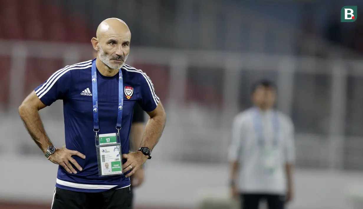 Pelatih Uni Emirat Arab (UEA), Ludovic Batelli, saat melawan Indonesia pada laga AFC di SUGBK, Jakarta, Rabu (24/10/2018). Indonesia menang 1-0 atas UEA. (Bola.com/M Iqbal Ichsan)