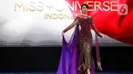 Miss Universe Indonesia 2024 Clara Shafira Krebs saat memeragakan salah satu koleksi busana sebelum memberikan keterangan terkait keberangkatannya ke ajang Miss Universe 2024, Gedung Kesenian Jakarta, Jakarta Pusat, Sabtu (26/10/2024). (Liputan6.com/Angga Yuniar)