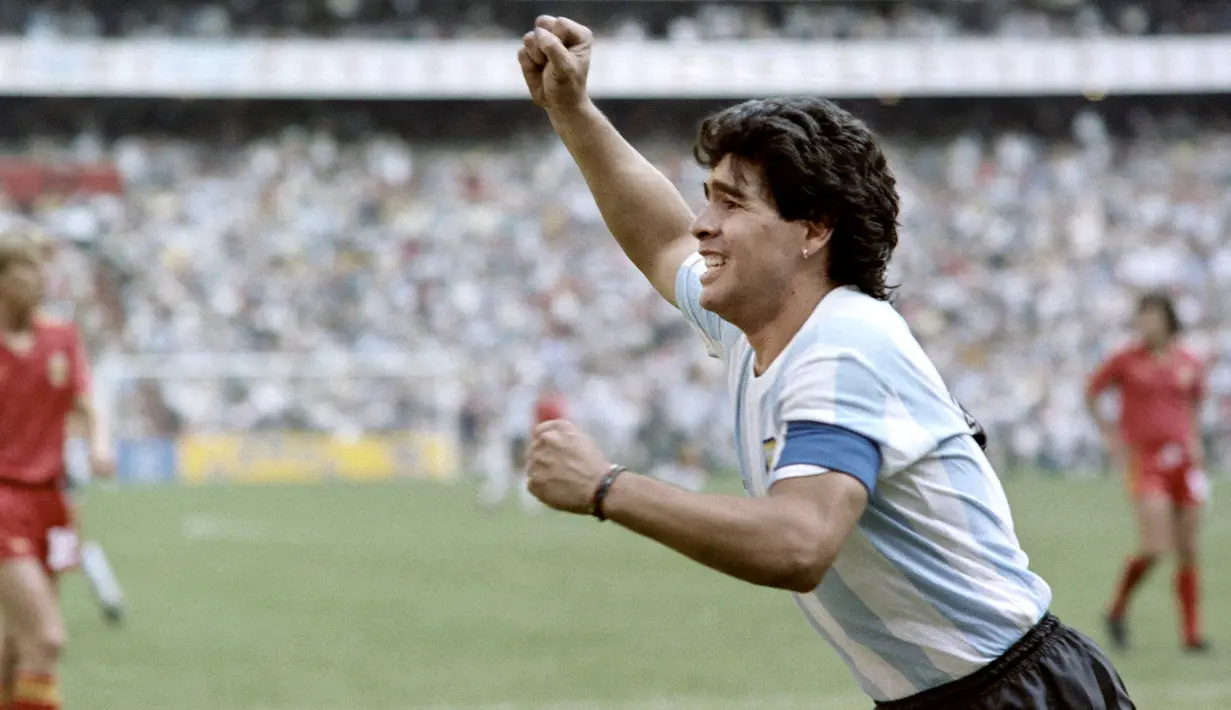 Selebrasi striker Argentina, Diego Maradona setelah mencetak gol ke gawang Belgia dalam laga semifinal Piala Dunia 1986 di Meksiko (25/6/1986). Jadi top skor dengan 6 gol, Diego Mardaona sukses mempersembahkan gelar pertama Piala Dunia U-20 bagi Argentina pada edisi 1979 di Jepang, termasuk dua gol ke gawang Indonesia pada laga perdana Grup B. (AFP/Staff)