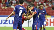 Tendangan penalti yang gagal dieksekusi oleh Faris Ramli membuat Asnawi Mangkualam meluapkan kegembiraannya. Ia menghampiri Faris Ramli yang masih meratapi kegagalannya sambil memprovokasi dengan seolah mengucapkan kata terima kasih. (AP/Suhaimi Abdullah)