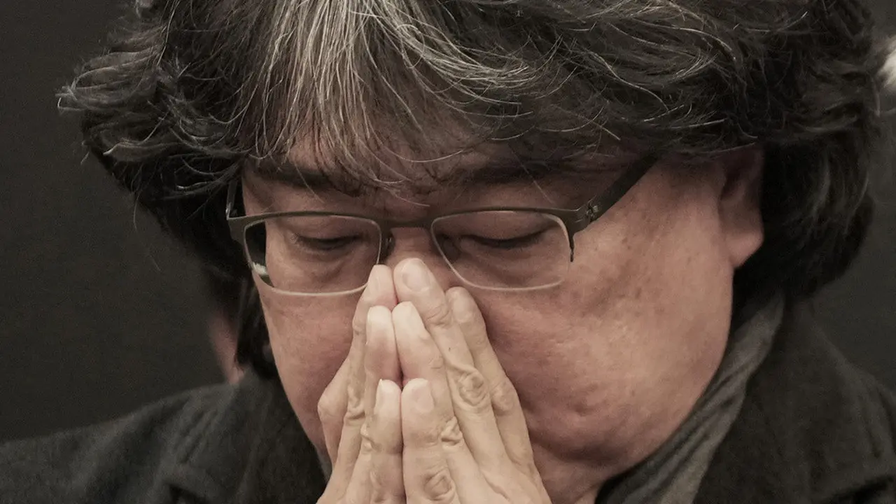Bong Joon Ho dalam konferensi pers, menuntut investigasi atas kematian Lee Sun Kyun.  (AP Photo/Ahn Young-joon)