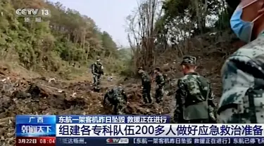 Tentara melakukan operasi pencarian di lokasi kecelakaan pesawat maskapai China Eastern Airline di Tengxian, Daerah Otonomi Guangxi Zhuang, Selasa (22/3/2022). Tim penyelidikan telah menemukan puing-puing badan pesawat namun tidak menemukan adanya korban para penumpang. (CCTV via AP Video)