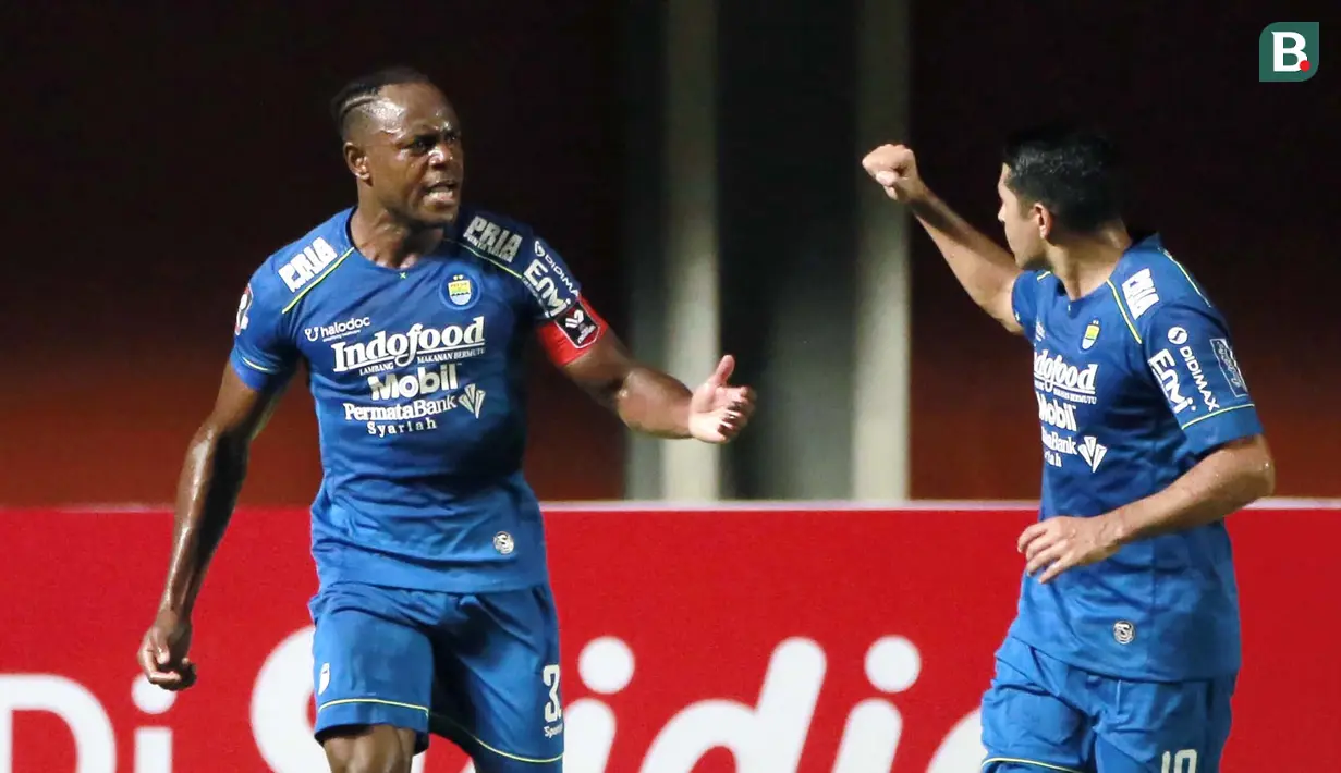 Selebrasi pemain Persib Bandung, Victor Igbonefo (kiri) dan Esteban Vizcarra usai menjebol gawang PS Sleman dalam laga leg pertama semifinal Piala Menpora 2021 di Stadion Maguwoharjo, Sleman, Jumat (16/4/2021). (Bola.com/Ikhwan Yanuar)