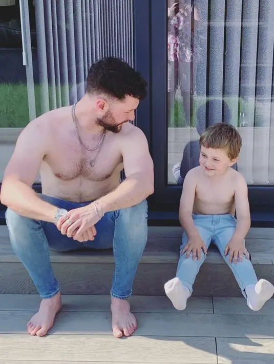 <p>Ketika tidak sibuk di studio atau di atas panggung, Calum Scott memilih berkumpul bareng keluarganya. Family man sekali, ya! (Foto: instagram.com/@calumscott)</p>