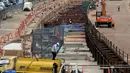 Pekerja melakukan aktivitas pembangunan Mass Rapid Transit (MRT), di Jakarta, Kamis (18/6/2015). Meski memasuki bulan Ramadan, pengerjaan MRT tetap berjalan dan ditargetkan selesai pada 2018. (Liputan6.com/Johan Tallo)
