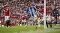 Penggawa Brighton &amp; Hove Albion Pascal Gross merayakan gol ke gawang Manchester United (MU) pada laga Liga Inggris 2022/2023 di Old Trafford, Minggu (7/8/2022). (AP Photo/Dave Thompson)