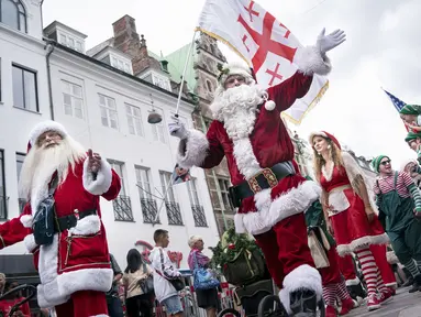 Sinterklas dari seluruh penjuru dunia berpawai melewati Kopenhagen, Denmark (22/7/2019). Kongres Dunia Sinterklas tahunan berlangsung di Kopenhagen minggu ini. (AP Photo/Liselotte Sabroe/Scanpix 2019)