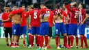 Para pemain Atletico Madrid terlihat kecewa usai gagal memenangkan Final Liga Champions 2015/2016 di Stadion San Siro, Milan, Minggu (29/5). Atletico harus mengubur mimpi mereka usai kalah lewat adu pinalti dengan Real Madrid. (Reuters / Kai Pfaffenbach)