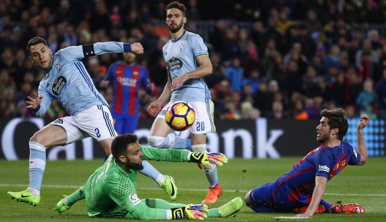 Aksi pemain FC Barcelona, ergi Roberto (kanan) mencoba mengecoh kiper dan pemain belakang Celta Vigo pada lanjutan La Liga Spanyol di Camp Nou, Barcelona, (4/3/2017).  (AP/Manu Fernandez)