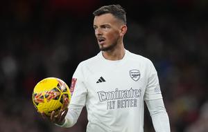 Pemain Arsenal, Ben White memegang bola saat laga putaran ketiga Piala FA 2023/2024 melawan Liverpool di Emirates Stadium, London, Inggris, Minggu (07/01/2024) WIB. Penggunaan jersey serba putih ini merupakan kampanye Arsenal untuk melawan kekerasan dan kejahatan di kalangan remaja. (AP Photo/Kirsty Wigglesworth)