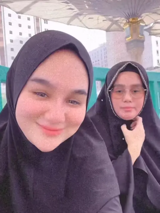 Acong Latif selaku kuasa hukum Hana menceritakan, setelah saya kembali dari umrah Hana melihat dia berkomunikasi dengan mantan kekasihnya. Ia berusaha memperbaiki hubungan pernikahan. Namun melihat keadaan, Hana sadar bahwa masalahnya jauh lebih kompleks daripada perselingkuhan.  (Liputan6.com/IG/@hanaaaast)