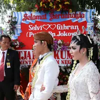Gibran dan Selvi berjalan beriringan usai akad nikah. (Galih W. Satria/Bintang.com)