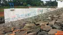 Citizen6, Tangerang: Tembok waduk Situ Gintung terlihat kotor lantaran coretan tangan yang tak bertanggung jawab. (Pengirim: Fahrizal Razak)  