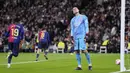 Kiper Real Madrid, Andriy Lunin tak kuasa menahan rasa kecewa setelah gawangnya dibobol oleh pemain Barcelona pada laga lanjutan Liga Spanyol 2024/2025 di Santiago Bernabeu, Madrid, Spanyol, Minggu (27/10/2024) WIB. (AP Photo/Manu Fernandez)