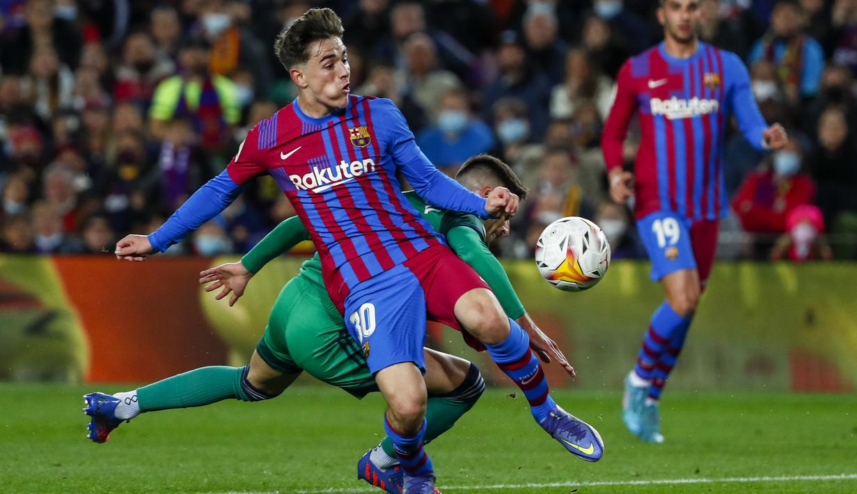 Gelandang Barcelona, Gavi berusaha mengontrol bola saat bertanding melawan Osasuna pada pertandingan lanjutan La Liga Spanyol di di stadion Camp Nou di Barcelona, Senin (14/3/2022). Barcelona menang telak atas Osasuna 4-0. (AP Photo/Joan Monfort)