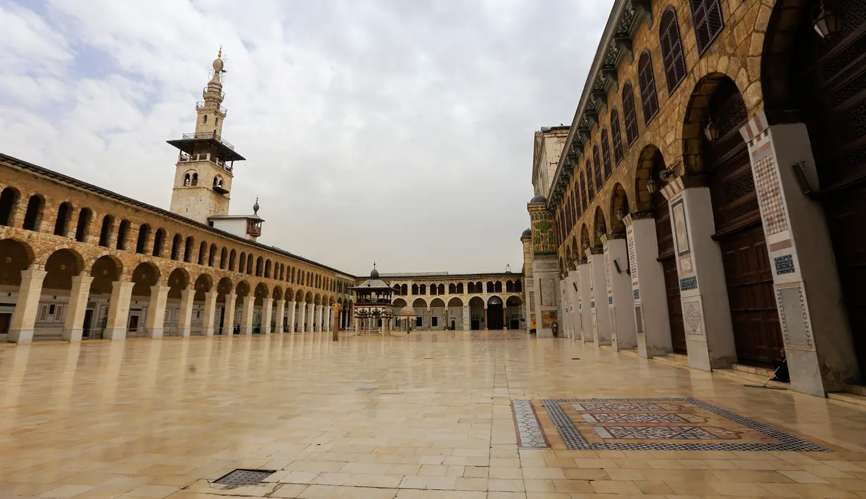 Suasana teras Masjid Umayyad di kota lama Damaskus, Suriah, Selasa (22/5). Masjid ini oleh umat Islam dianggap sebagai tempat suci keempat setelah Masjidil Haram, Masjid Nabawi, dan Masjidil Aqsa. (AFP PHOTO/LOUAI BESHARA)