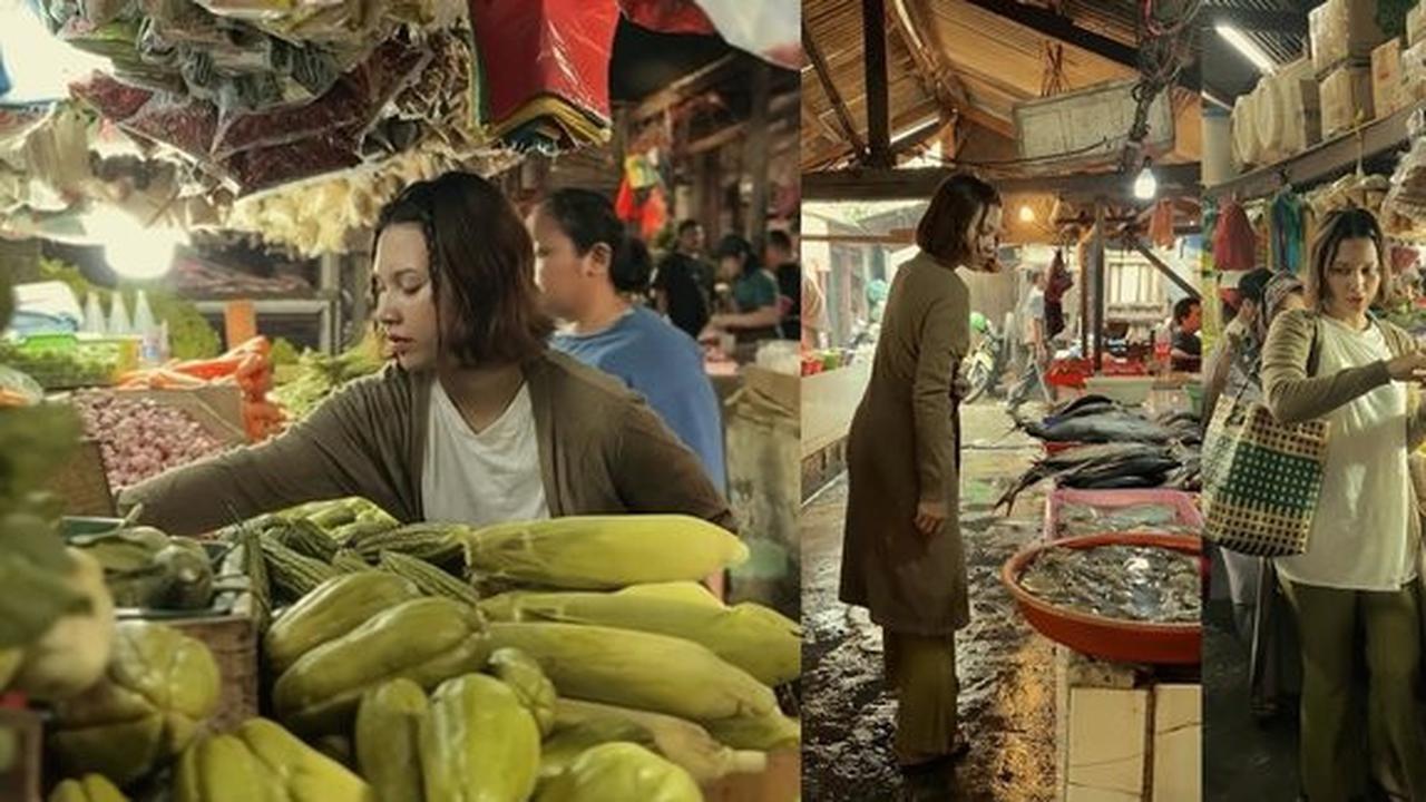 Potret Indah Permatasari Belanja di Pasar Tradisional, Tetap Santai Meski Jalanan Becek
