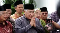 Din Syamsuddin dan jajaran pimpinan MUI menghadap Jokowi  terkait penyelenggaraan Kongres Umat Islam Indonesia (KUII) VI, yang akan diselenggarakan di  Yogyakarta pada 9-11 Februari mendatang, Jakarta, Selasa (3/2/2015). (Liputan6.com/Faizal Fanani)