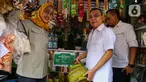 Wakil Ketua Dewan Perwakilan Rakyat (DPR) Republik Indonesia, Sufmi Dasco Ahmad (tengah) bersama Ketua Komisi VI DPR Anggia Ermarini (kiri) mengecek ketersediaan gas elpiji subsidi 3 kilogram di sub-pangkalan warung eceran di Jakarta, Kamis (6/2/2025). (Liputan6.com/Angga Yuniar)