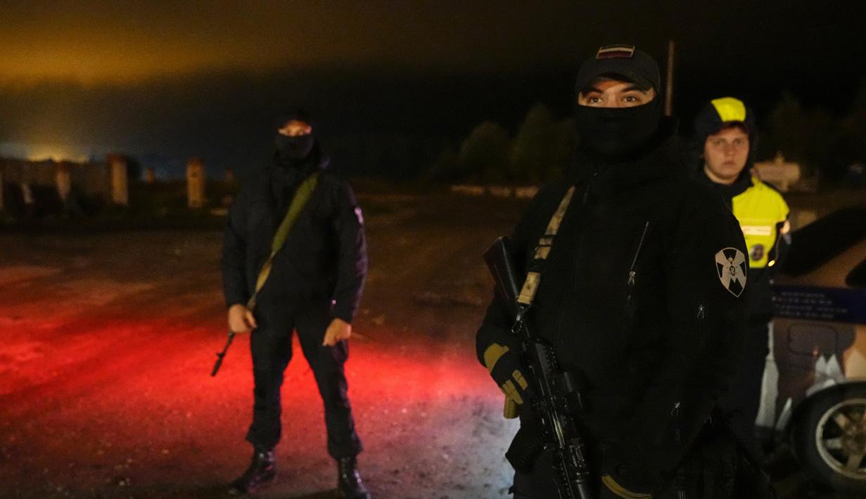 Otoritas penerbangan sipil Rusia, Rosaviatsia juga sudah mempublikasikan nama ketujuh penumpang dan tiga awak pesawat tersebut. Semua orang dalam pesawat tersebut tewas. (AP Photo/Alexander Zemlianichenko)