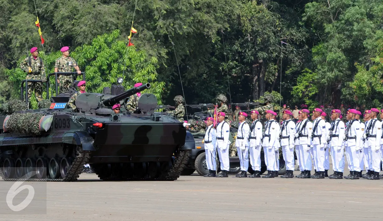Kepala Staf TNI Angkatan Laut (KASAL) Laksamana TNI Ade Supandi (kedua kiri) melewati barisan prajurit pada upacara perayaan Hari Korps Marinir TNI AL yang ke-70 di Markas Marinir Cilandak, Jakarta Selatan, (15/11/2015). (Liputan6.com/Helmi Afandi)