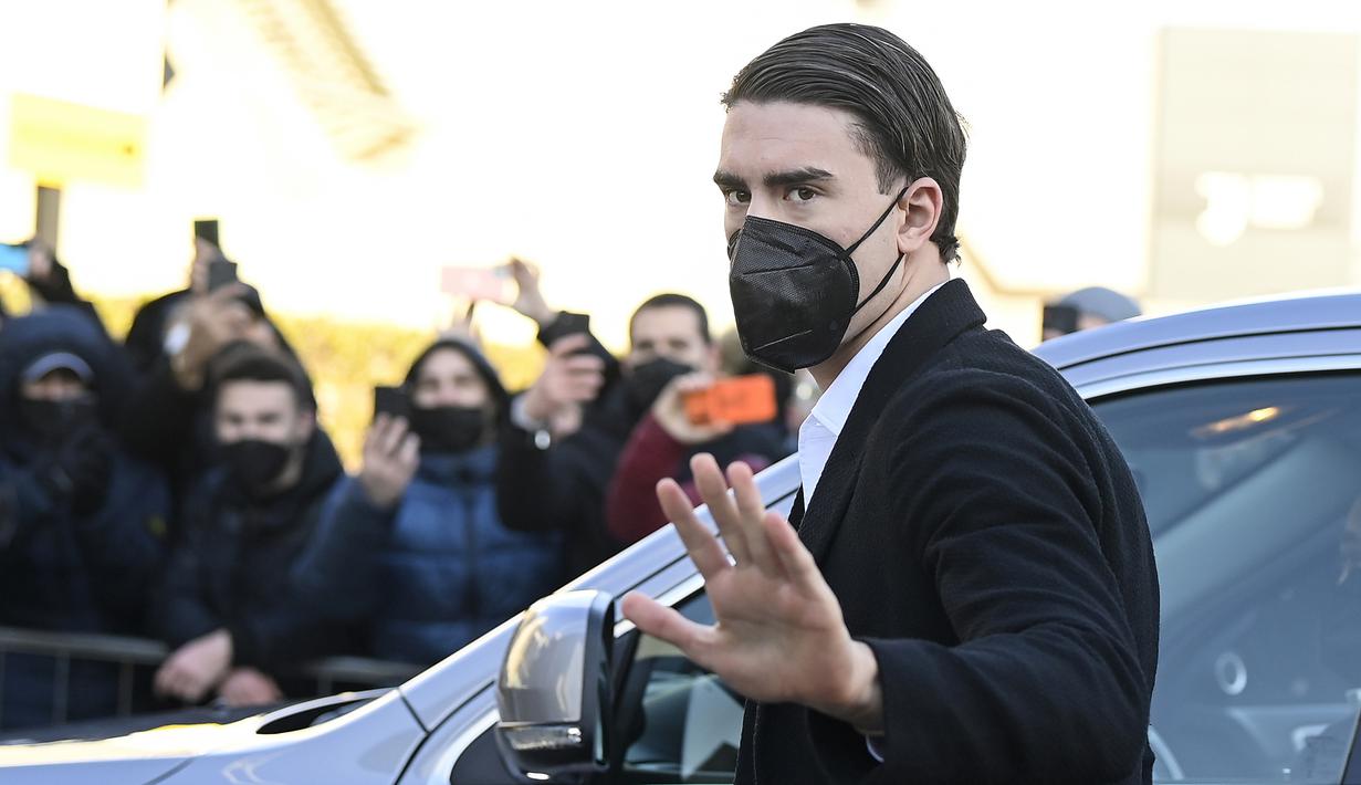 Dusan Vlahovic. Striker Fiorentina berusia 22 tahun yang telah mencetak 20 gol musim ini dilepas ke Juventus pada 28 Januari 2022, bertepatan dengan hari ulang tahunnya, dengan mahar senilai 70 juta euro plus 10 juta euro sebagai biaya tambahan di musim depan. (LaPresse via AP/Fabio Ferrari)