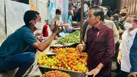 Presiden Joko Widodo saat mengecek harga bahan pokok di Pasar Airmadidi, Kabupaten Minahasa Utara, Kamis (19/1/2023).