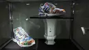Sepatu kets unik kolaborasi Adidas dan produsen porselen Meisse bernama Porcelain ZX8000 dipajang saat pratinjau di rumah lelang Sotheby di New York City pada 4 Desember 2020. Sepatu yang akan dilelang bulan ini diperkirakan terjual dengan nilai hingga 1 juta dollar AS. (Kena Betancur/AFP)