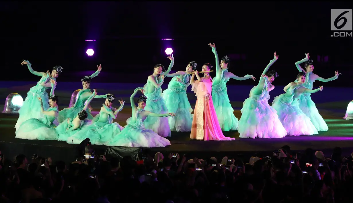 Sejumlah penari tampil dalam Upacara Penutupan Asian Games 2018 di Stadion Utama Gelora Bung Karno, Jakarta, Minggu (2/9). Tarian terlihat seperti refleksi keindahan alam Kota Hangzhou sebagai tuan rumah Asian Games 2022 (Liputan6.com/Helmi Fithriansyah)