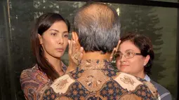 Nadya Mulya memberikan semangat kepada ayahnya, Budi Mulya yang terjerat kasus dugaan tindak pidana korupsi pemberian fasilitas pendanaan jangka pendek (FPJP) kepada Bank Century, Pengadilan Tipikor, Jakarta, Rabu (16/7/2014) (Liputan6.com/Miftahul Hayat)