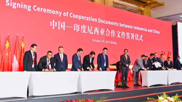 Wakil Presiden Direktur PT Dian Swastatika Sentosa Tbk Lokita Prasetya (kiri) saat penandatanganan kerjasama pembentukan perusahaan patungan antara Sinar Mas, Trina Solar Co Ltd, PT Agra Surya Energy dan PT PLN (Persero). (Dok BPMI Setpres)