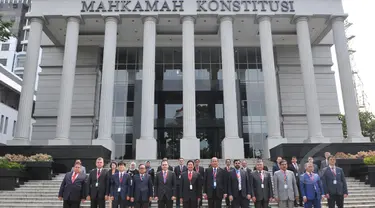 Delegasi Asosiasi Sekjen Mahkamah Konstitusi Se Asia mengunjungi Gedung Mahkamah Konstitusi Republik Indonesia, Jakarta, Selasa (26/5/2015). Kunjungan dalam rangka observasi persidangan. (Liputan6.com/Herman Zakharia)