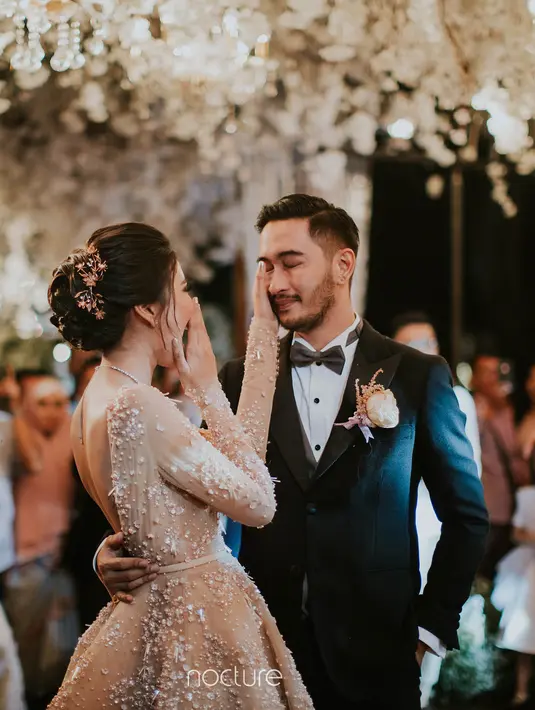 Selain serangkaian acara pernikahan, di resepsi pada malam harinya Nanas memberikan kejutan ulang tahun untuk laki-laki yang telah resmi menjadi suaminya. Terlihat air mata haru dan bahagia yang jadtuh dari pelupuk Jeje. (Instagram/syahnazs)