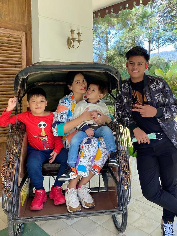 Potret Liburan Keluarga Titi Kamal di Lembang. (Sumber: Instagram/titi_kamall)