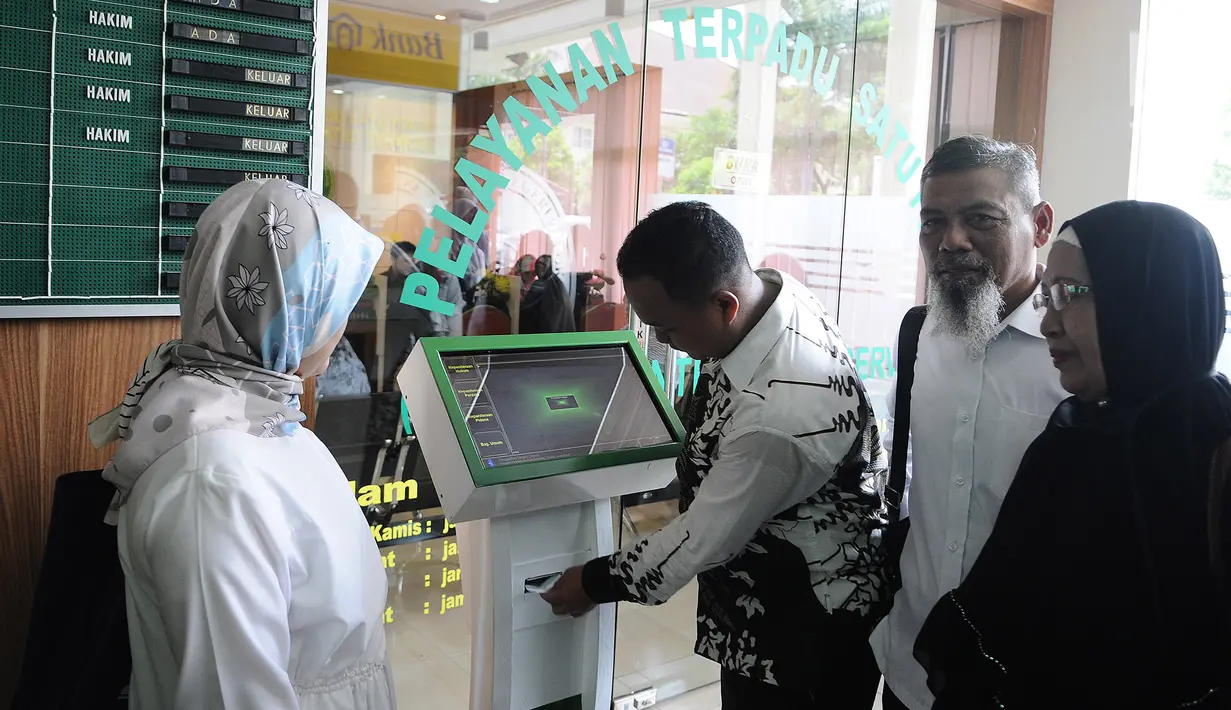 Kuasa hukum dan sejumlah calon jemaah korban First Travel mengambil nomor antrean saat akan mengajukan gugatan di Pengadilan Negeri Depok, Jawa Barat, Senin (4/3). Para korban menuntut First Travel memberikan ganti rugi. (Liputan6.com/Herman Zakharia)