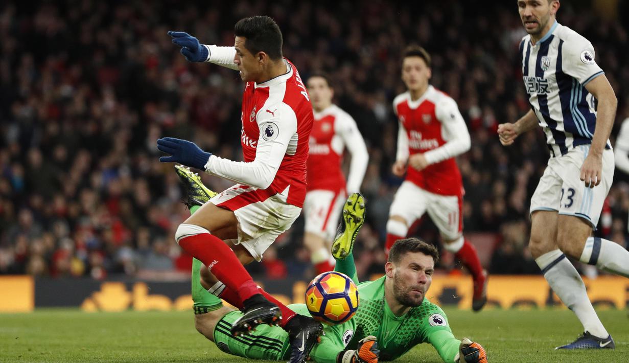 Pemain Arsenal, Alexis Sanchez (kiri) dihadang kiper West Bromwich, Ben Foster pada laga Premier League Boxing Day di Emirates Stadium, (26/12/2016). (Action Images via Reuters/John Sibley)
