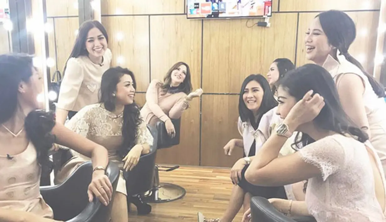 Beberapa kali sempat tersiar geng tersebut tampak kompak dengan melakukan berbagai kegiatannya, namun baru-baru ini sempat tersiar adanya perpecahan di antara mereka. Benar kah? (Instagram/inijedar)